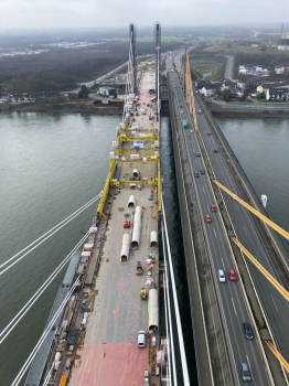 Ve stavbě Rheinbrücke, Dusiburg, Německo
